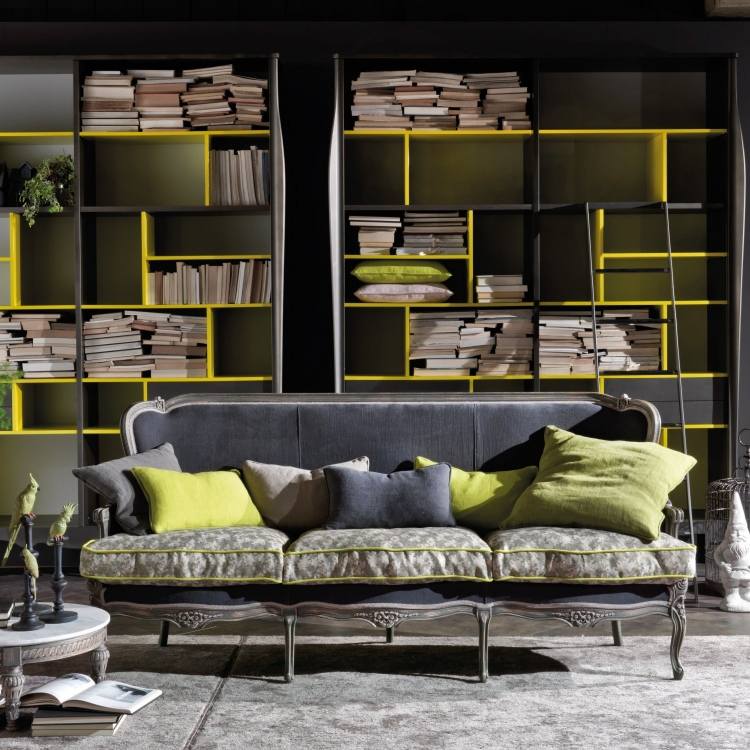 barroco-mobília-moderna - sofá-cinza-neon-verde-akyente-parede da biblioteca