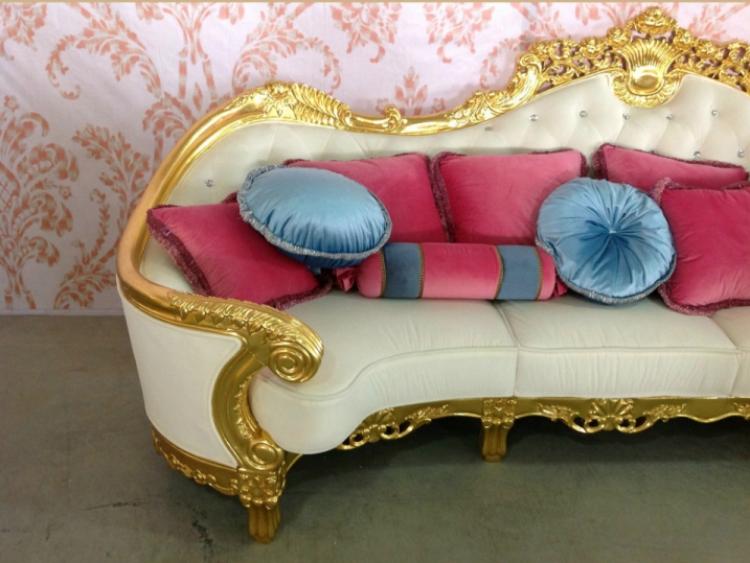 móveis barrocos-modernos-canapés-ouro-esculturas-travesseiros-rosa-azul-papel de parede