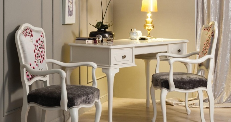 barroco-poltrona-móveis-modernos-brancos-cadeiras estofadas-console-mesa-abajur-penteadeira