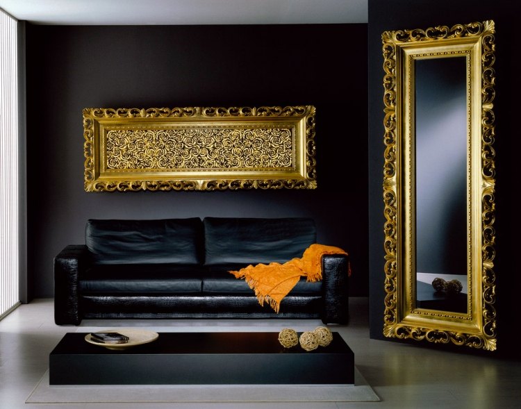 barroco-mobiliário-moderno-espelho-ouro-preto-parede-pintura-sofá de couro