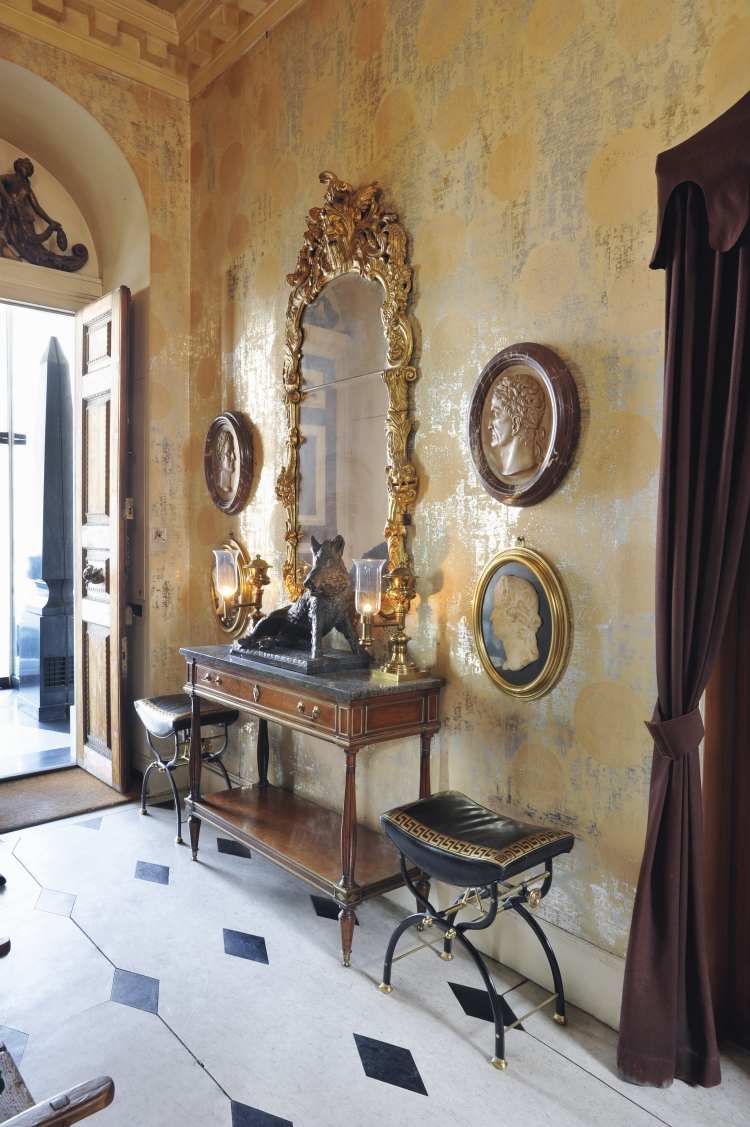barroco-mobiliário-moderno-aparador-corredor-espelho-ouro-quadros-relevo