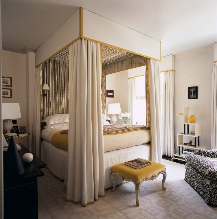 Móveis barrocos -quarto-moderno-branco-amarelo-veludo-cama com dossel estofado