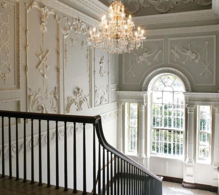 Mobiliário barroco -moderno -escada-estuque-cristal-lustre-branco-escada