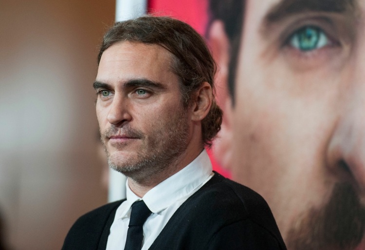 joaquin phoenix costeleta barba penteado barba