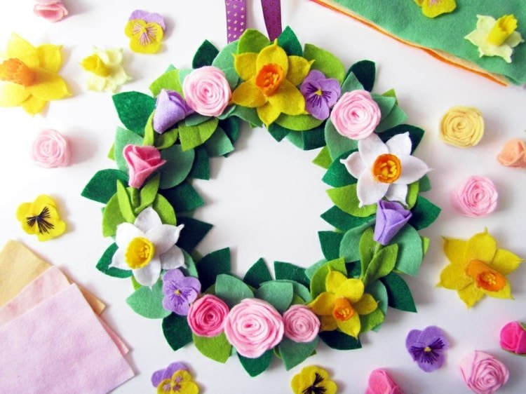 Faça sua própria guirlanda com flores coloridas de feltro