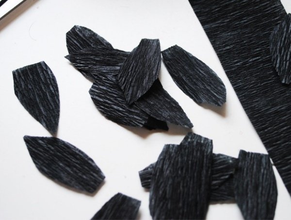 Crie ideias para folhas pretas de outono recortadas em papel crepom