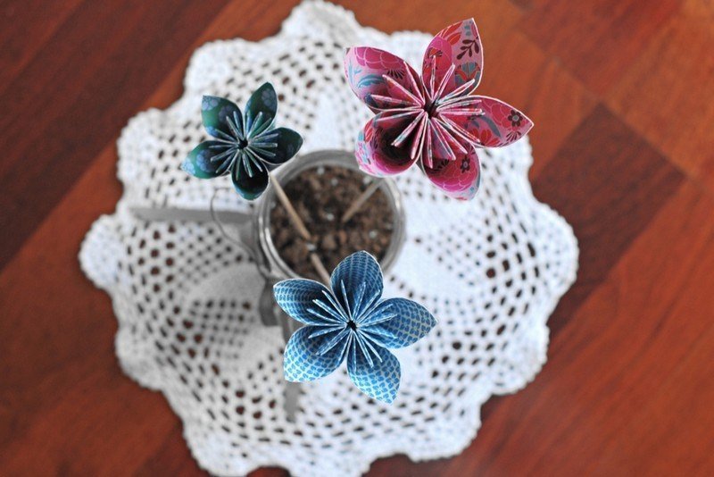 Artesanato-crianças-origami-vaso-lixa de flores de papel