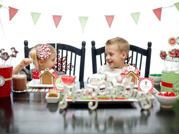 Doces de mesa com bastões de doces de gengibre