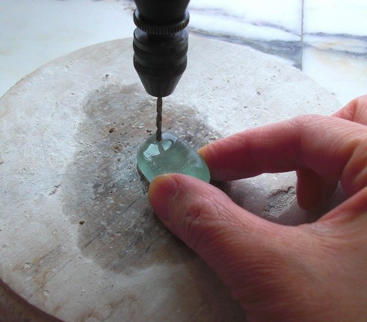 Fazendo furos na mini-broca de vidro marinho