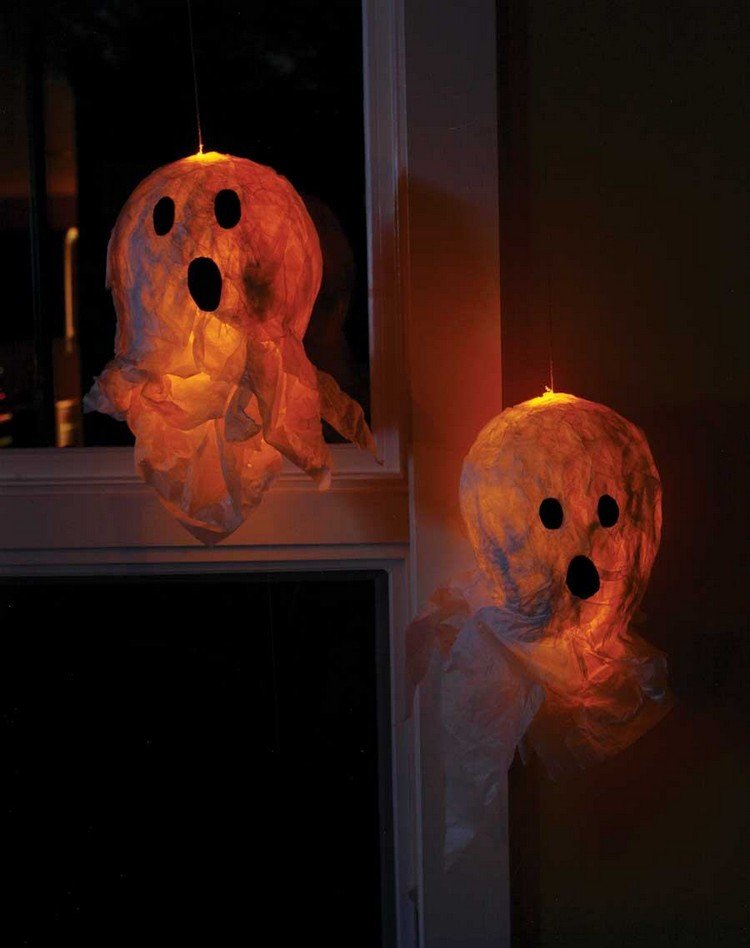 Elaboração de decoração de apartamento com lanterna de papel machê fantasma de halloween