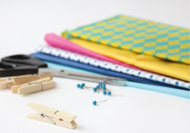 Mexendo com lenços de papel, materiais de prendedor de roupa de madeira