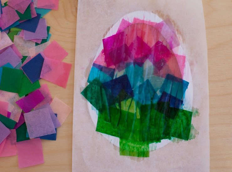 Cole os pedaços de papel de seda do ovo de Páscoa