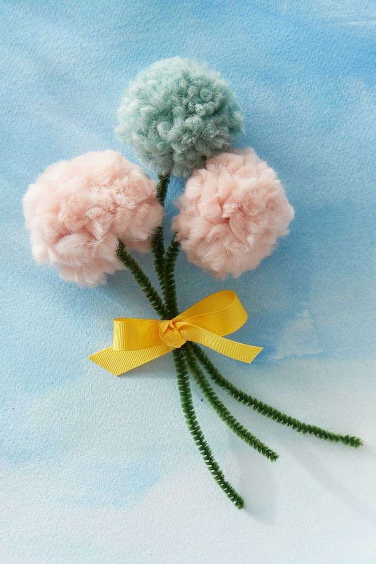 Artesanato com pedaços de algodão infantil transformando-se em pompons com limpadores de cachimbo