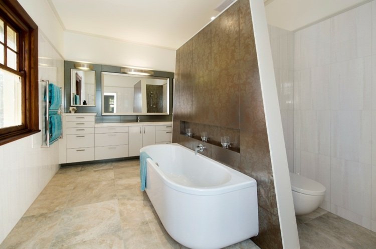 Banheiras, duas divisórias de banheiro compartilhadas com design moderno