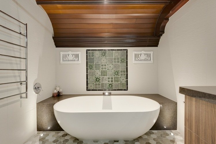 baeder-bilder-white-bath-tub-semi-built-in-high-gloss-tiles-pattern-green-wood-roof