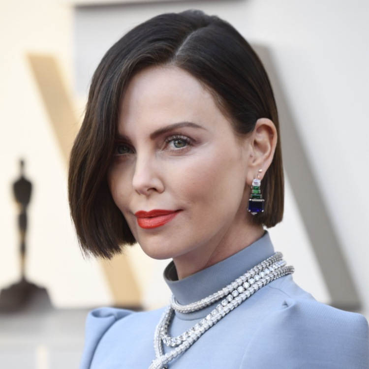 Beauty Trends Oscars 2019 cabelo castanho na altura do queixo com divisão lateral Charlize Theron