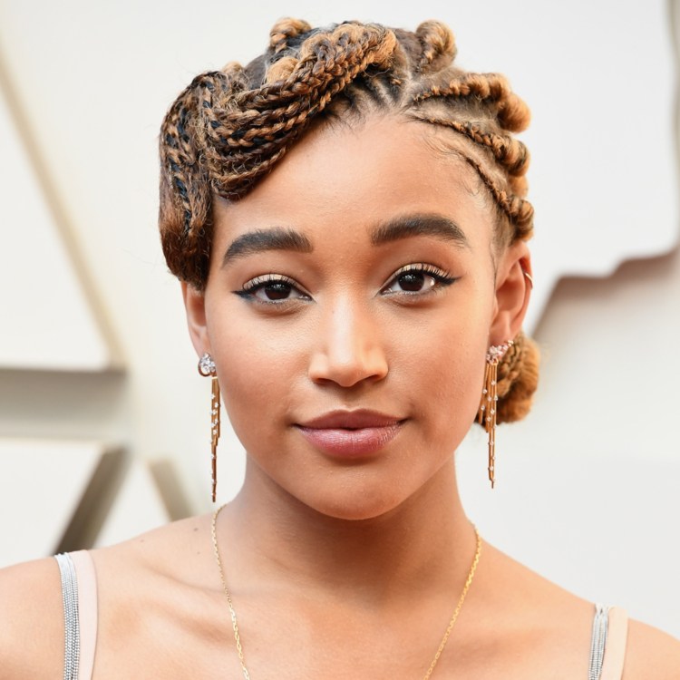 Beleza Tendências Oscars 2019 Penteado Trançado Updo Amandla Stenberg Batom Nude Olhos de Gato