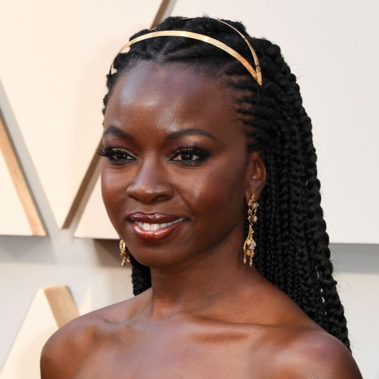Beleza Tendências Oscars 2019 cabelo comprido tranças africanas faixa de cabelo duplo metálico Danai Gurira