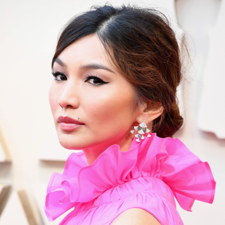Beauty Trends Oscars 2019 Gemma Chan casuais coque olhos kajal enfatiza Gemma Chan