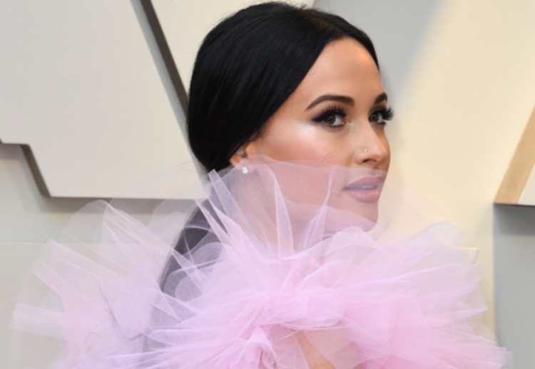 Olhos kohl do Beauty Trends Oscars 2019 enfatizam cílios artificiais rabo de cavalo cabelo preto Kacey Musgraves