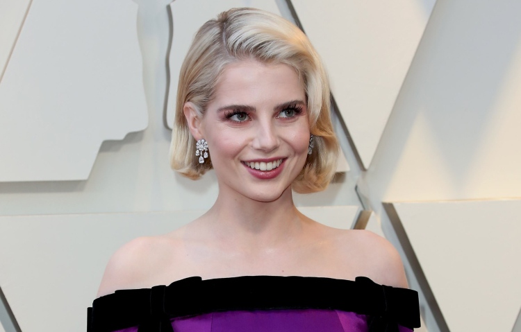 Beauty Trends Oscars 2019 loiro cabelo bob penteado rosa maquiagem sombra brilho lucy boynton