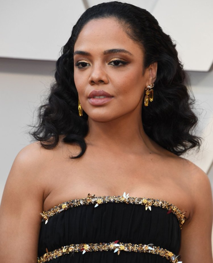 Beleza Trends Oscars 2019 cabelo longo ondulado sombra dourada batom glitter glamour look Thessa Thompson