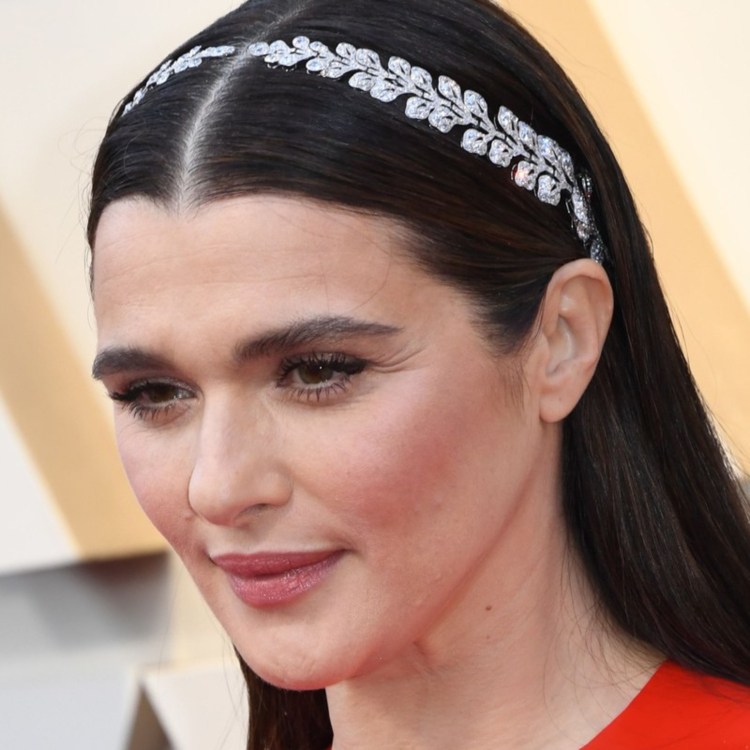 Cabelo liso do Beauty Trends Oscars 2019 repartido com brilho na cabeça Rachel Weisz