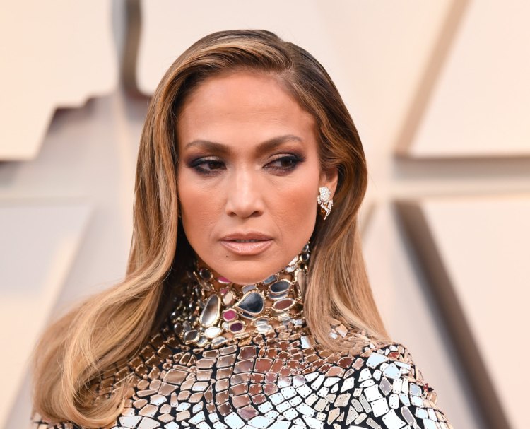 Cabelo de comprimento médio com divisão lateral do cabelo de comprimento médio do Oscar do Beauty Trends 2019 Jennifer Lopez