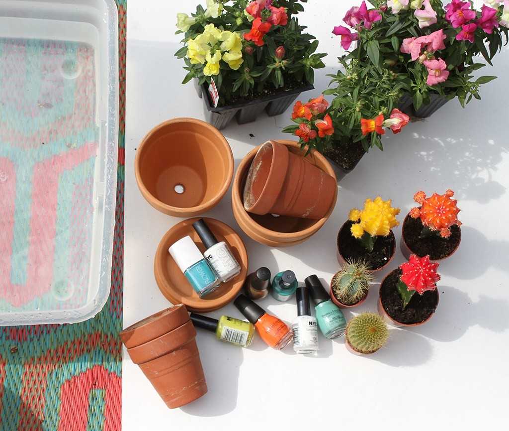 Ideias de reciclagem para pintar um vaso de flores com esmalte de unha