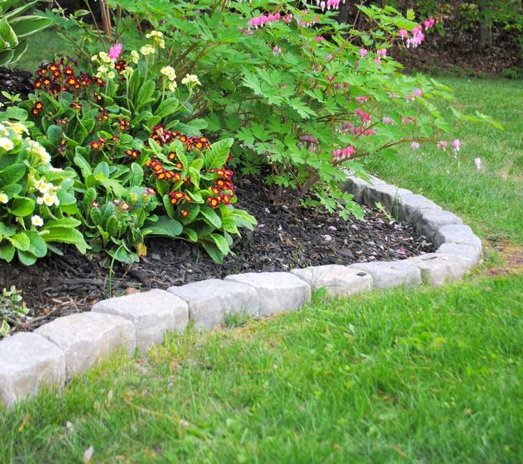 Canteiro de pedras de granito-gramado-canteiro de flores-mulch-jardim design