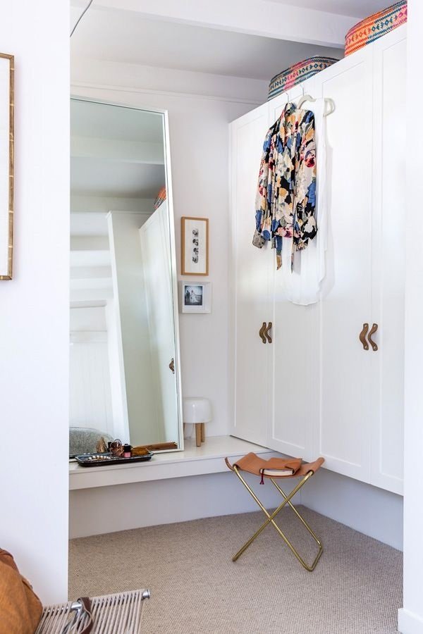 Walk-in-closet-with-portas-parede-espelho-quarto