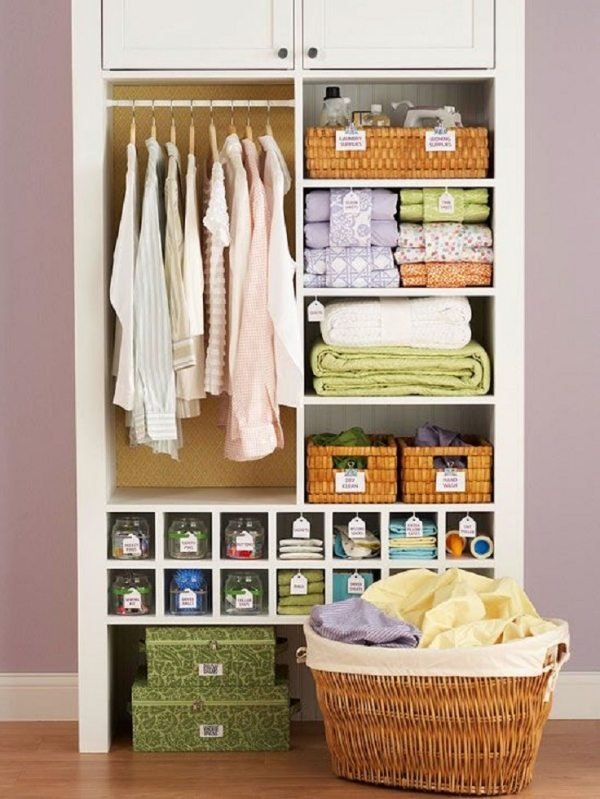 Walk-in-closet-pequeno-quarto-idéias-organização-caixas de vime