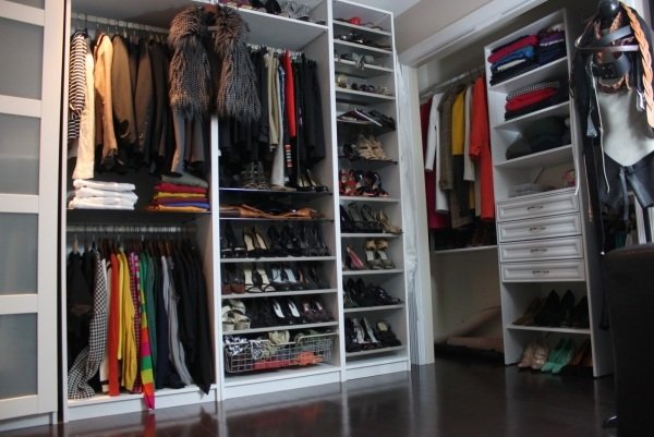 walk-in-closet-design-clothes-sorting-out-ideas-small-rooms