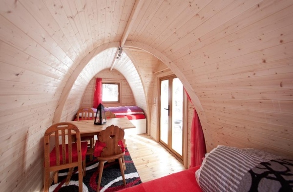 móveis simples em iglu de madeira