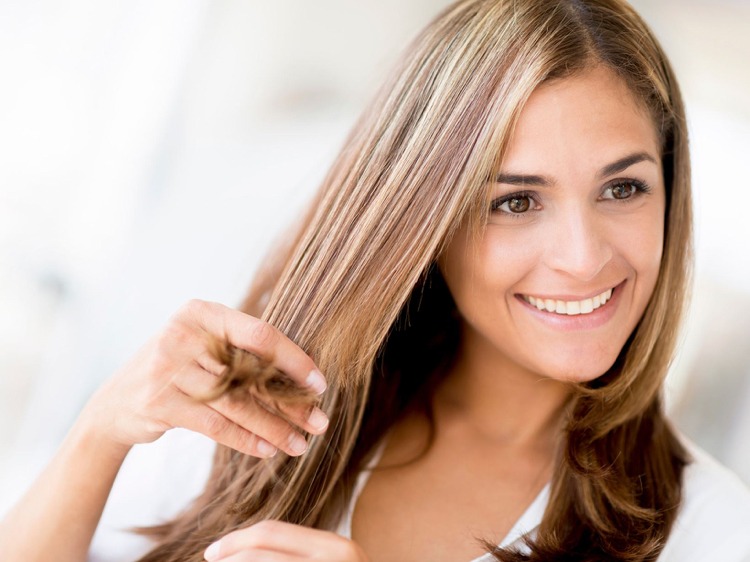 Cabelo quebrado pode ser salvo cortando-o regularmente