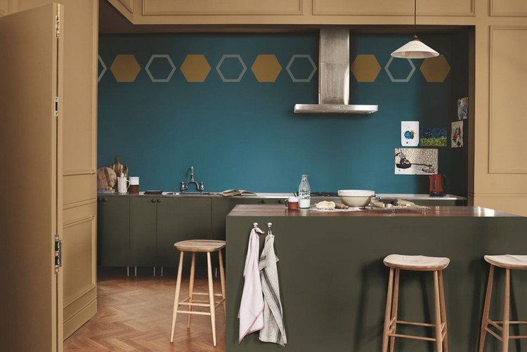Cozinha bege com a cor da parede que combina Turquesa e tons de azul