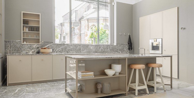 fachadas de cozinha bege claro e pintura de parede cinza para design escandinavo