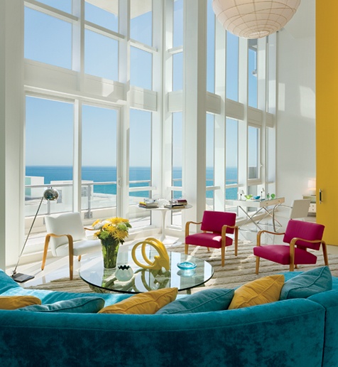 sala de estar designer janelas do chão ao teto sofá turquesa de veludo amarelo