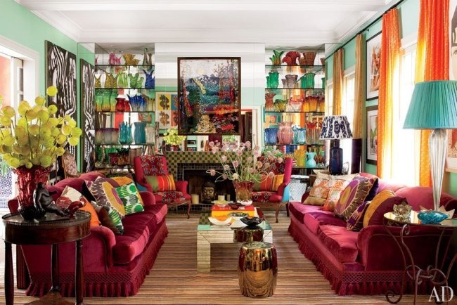 sala colorida com sofá vermelho borgonha brasileiro