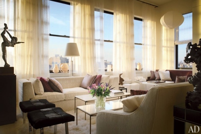 sala de estar de apartamento de design com cortinas roxas de cor crua