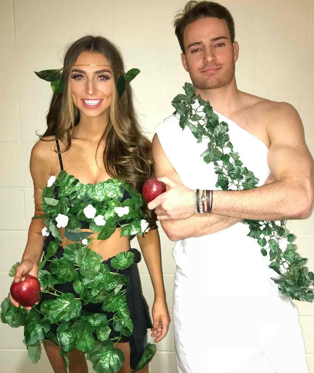 Adão e Eva fantasiam-se para criar ideias para a festa de ano novo