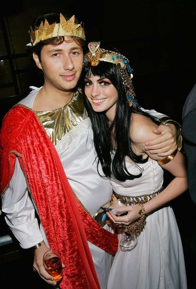 Faça Cleópatra se fantasiar de festa temática de casais famosos