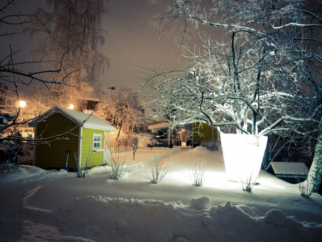 Casa-no-inverno-cobertura-neve-plantador-luzes