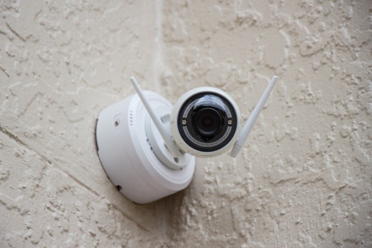 Câmera de vigilância IP instalada sem fio no canto