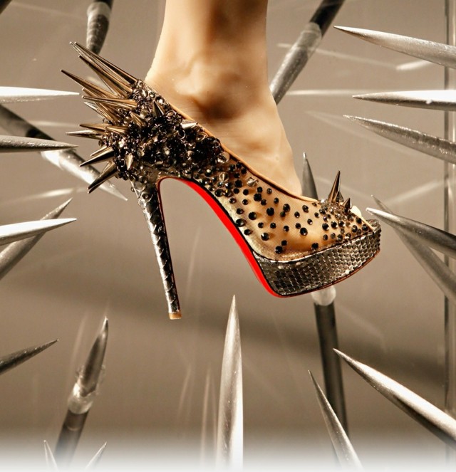 Sapatos-bombas-com-rebites Louboutin