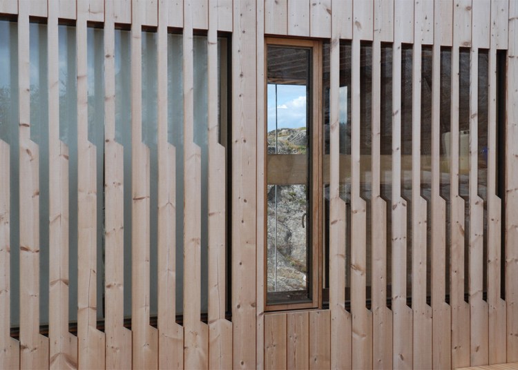 concreto-bangalô-casa de férias-mar-madeira-fachada-privacidade-proteção-guarda-sol