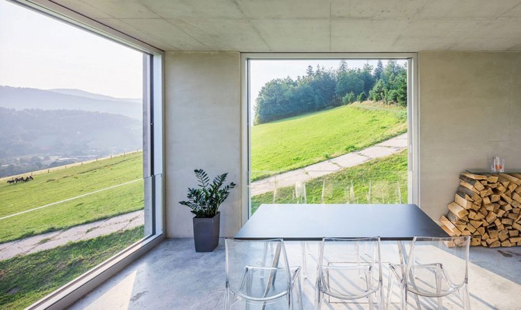concreto-design-interior-concreto-casa-sala de jantar-cadeiras de acrílico