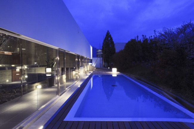 Casa de concreto, piscina, terraço com deck de madeira