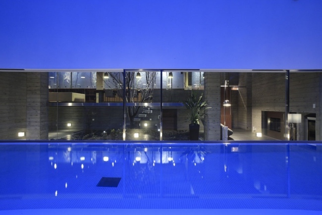 Casa de cobertura plana no Japão com piscina infinita
