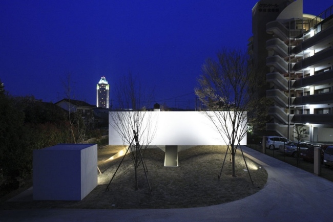 Casa moderna de concreto branco com arquitetura cúbica
